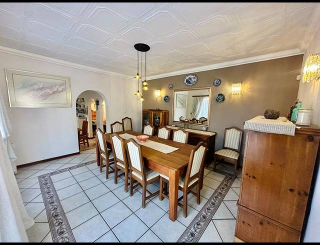 6 BEDROOM HOUSE FOR SALE IN BRACKENHURST